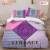 Versace White And Black Logo Luxury Brand High-End Bedding Sets Bedroom Decor Thanksgiving Decorations For Home Versace White And Black Logo Luxury Brand High-End Bedding Sets Bedroom Decor Thanksgiving Decorations For Home