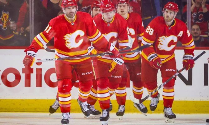 Calgary Flames Hoodie: Show off your team pride with style and solid team spirit in cozy comfort